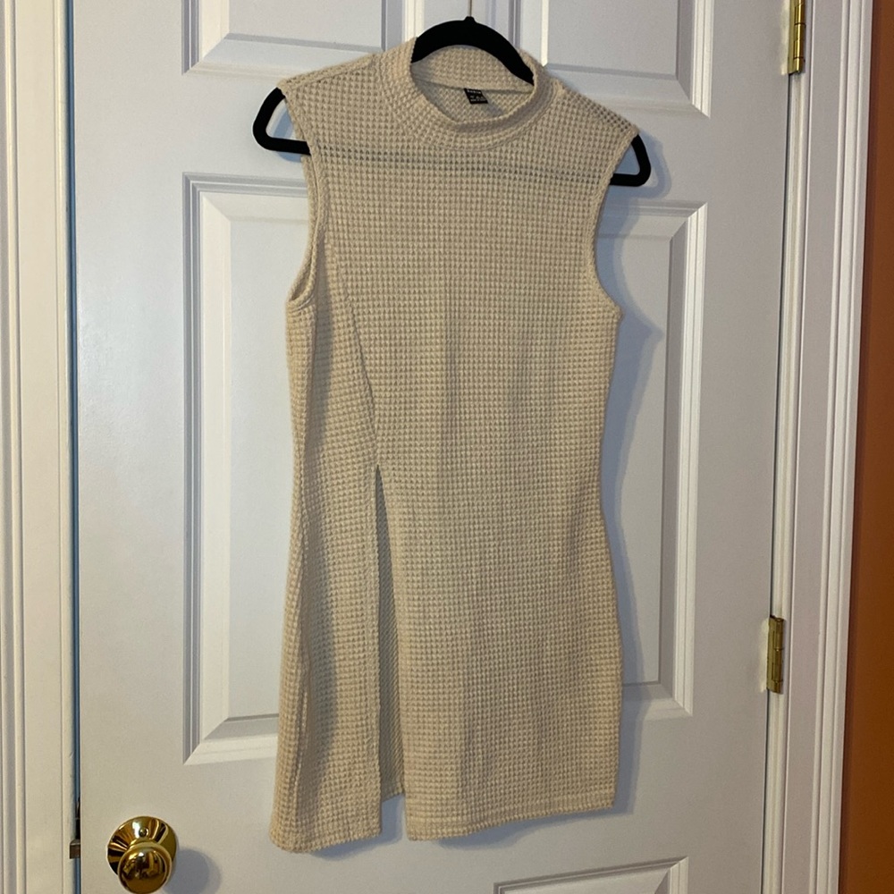 Long waffled crew cream top, sleeveless with a slit in front - Picture 2 of 6